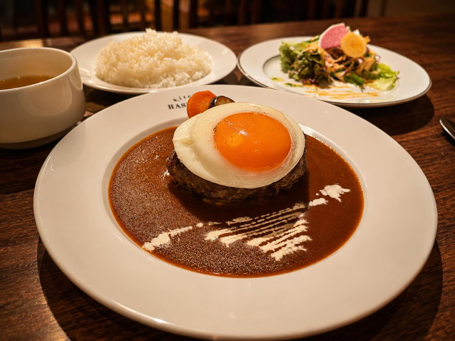 ハセガワの大名物デミグラスハンバーグに、ぷるぷるの目玉焼きを