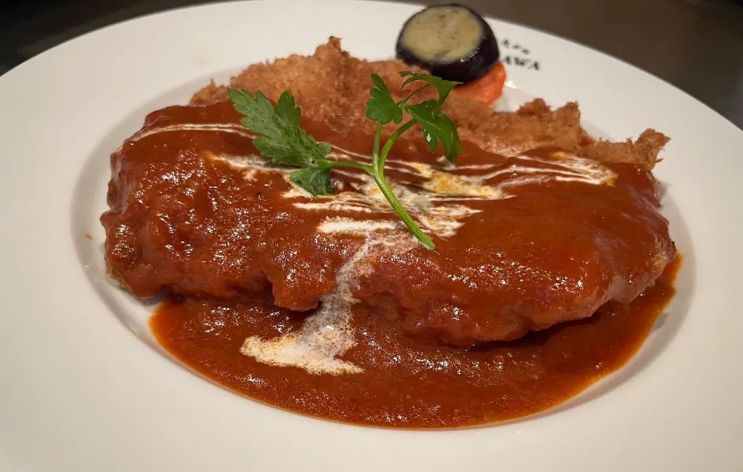 自家製ソースに包まれたチキンピカタもおススメです🐔